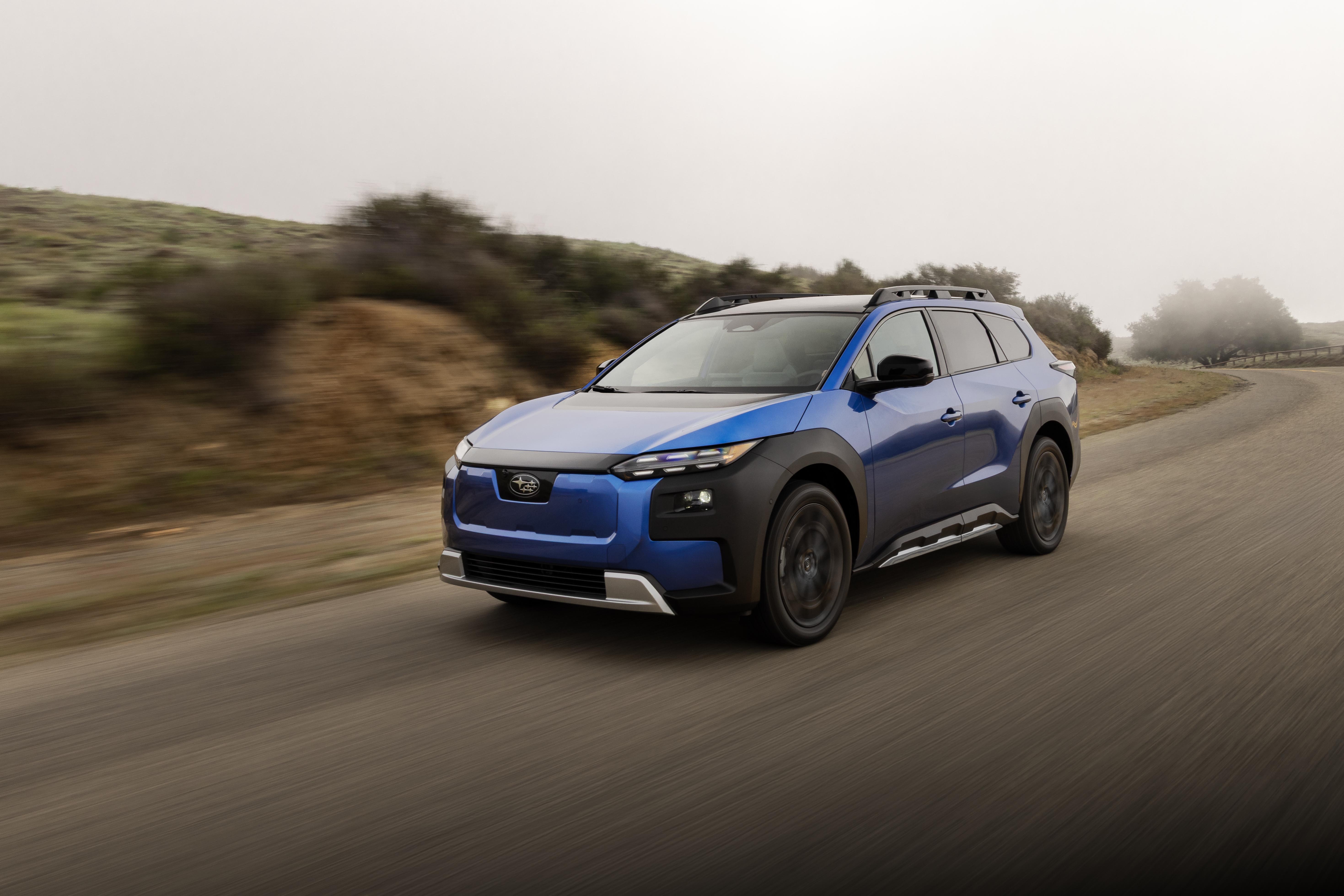 2026款斯巴鲁Trailseeker蓝色车型在道路上行驶