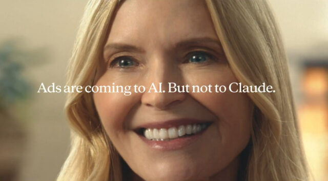 超级碗赛场与AI模型概念图，展现Anthropic与OpenAI的激烈竞争