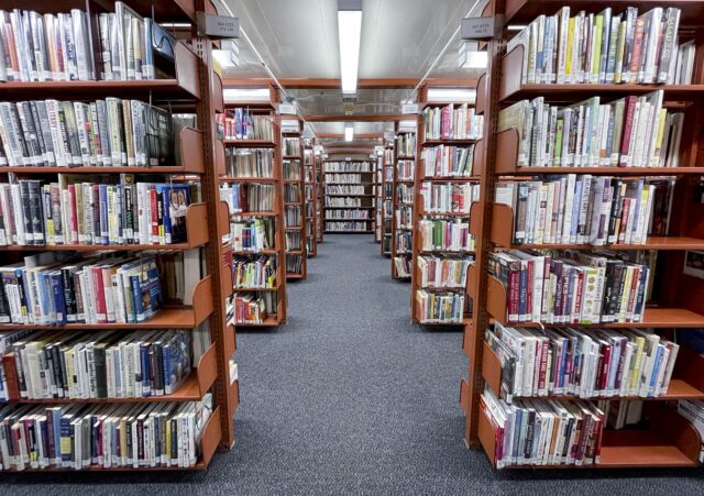 AI模型从书中复制文字，旁边有版权警示标志