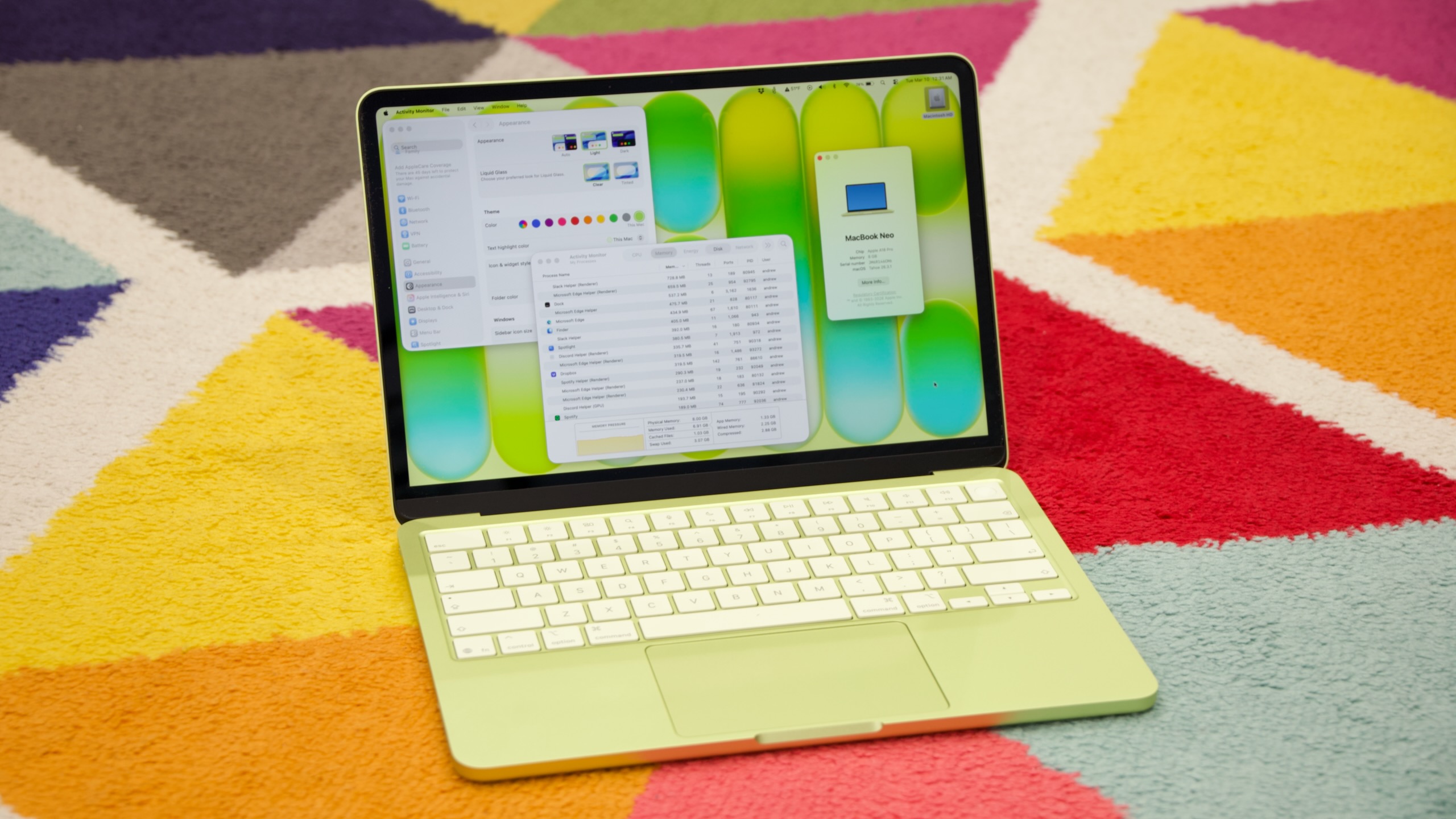 苹果MacBook Neo模块化设计示意图，展示其易于维修的内部结构