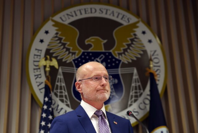 美国联邦通信委员会FCC标志与广播信号波