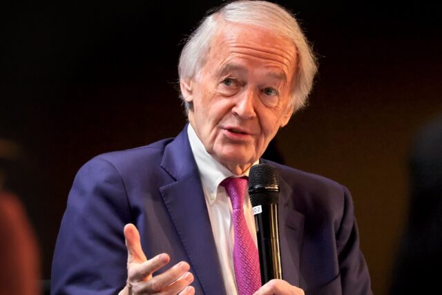 AI监控下的抗议者