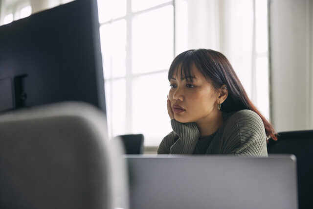 微软DirectX标志与游戏画面加载进度条概念图