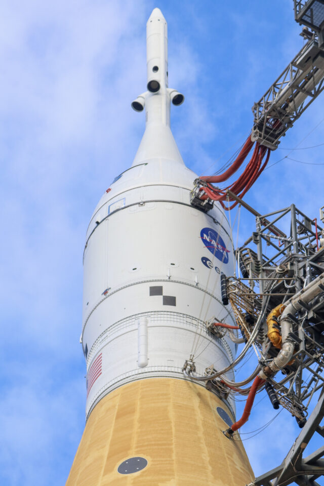 NASA Artemis II火箭在发射台前，背景是总装大楼