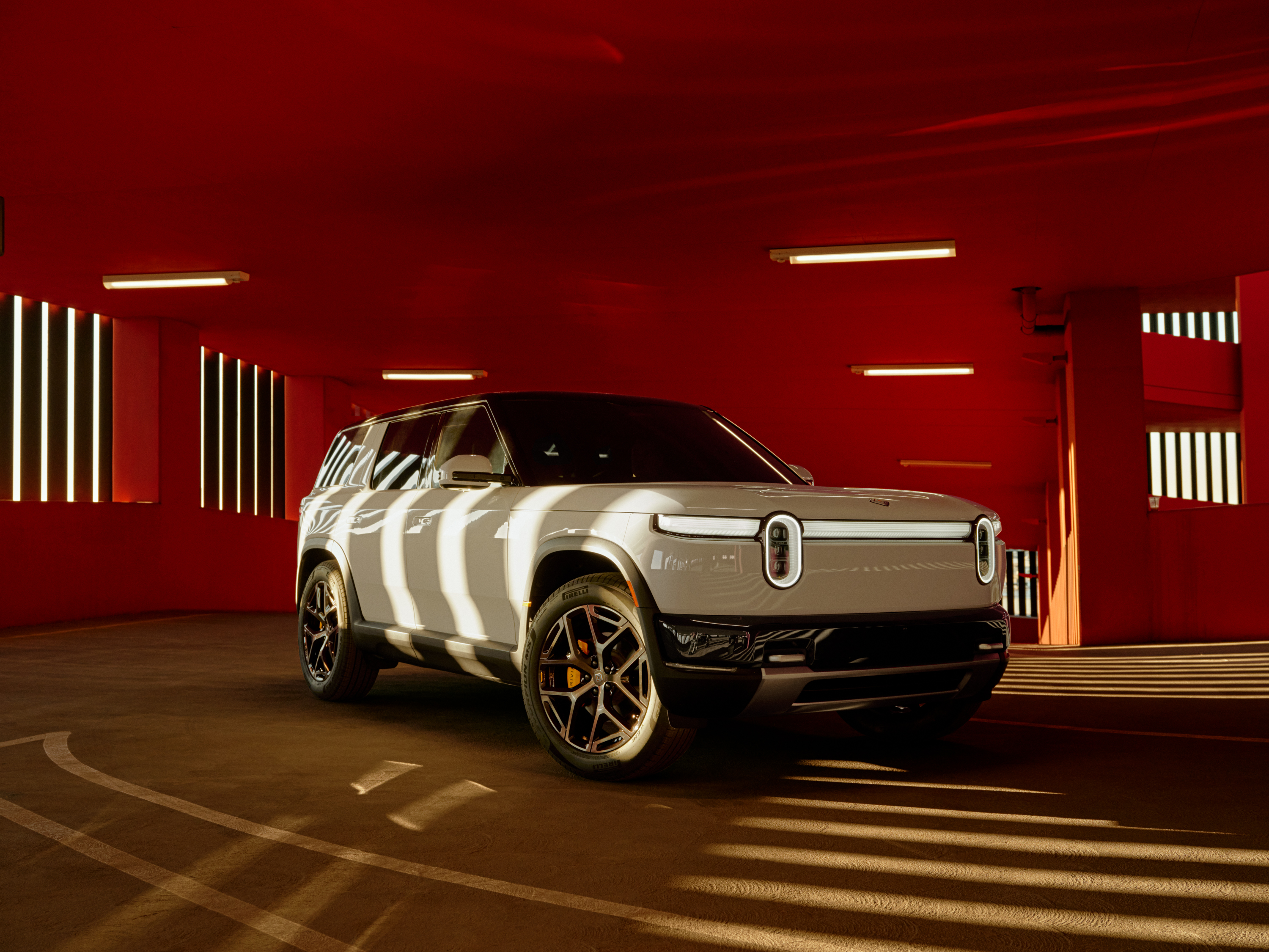 Rivian R2 SUV外观图，展示其电动中型SUV的设计与轮廓