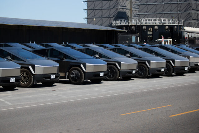 特斯拉Cybertruck车队停放在得克萨斯州星舰基地外，不锈钢车身在阳光下反射光芒