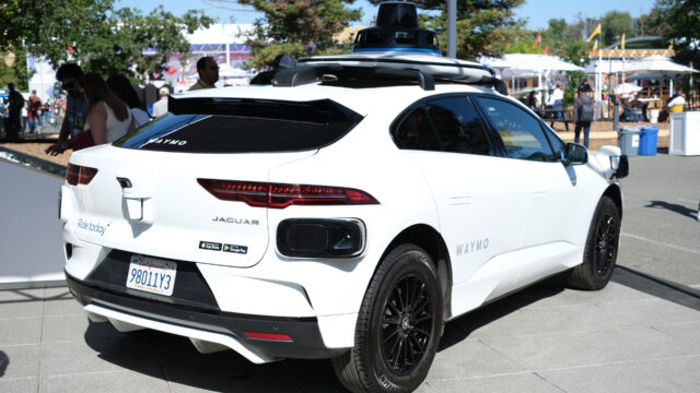 Waymo自动驾驶汽车与Genie 3世界模型概念图